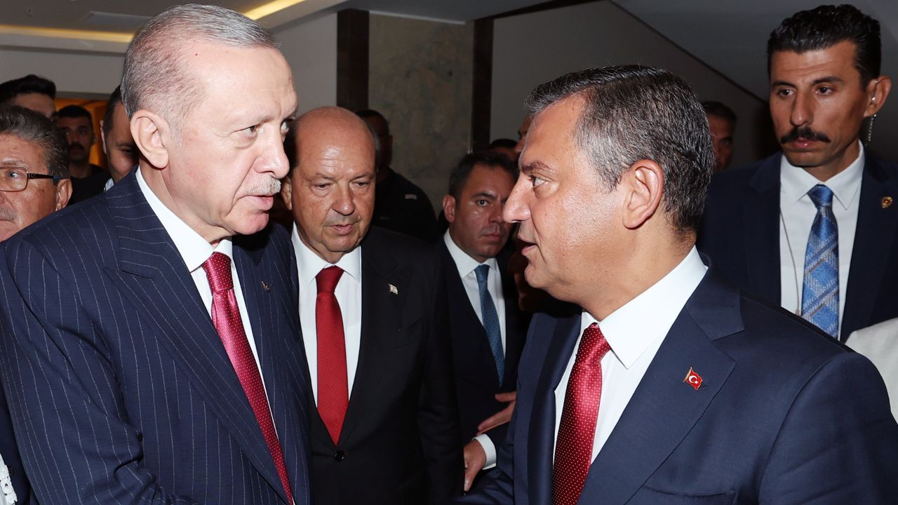 Kıbrıs zirvesinde dikkat çeken görüşme! Özgür Özel, Cumhurbaşkanı Erdoğan ile yaşananları anlattı