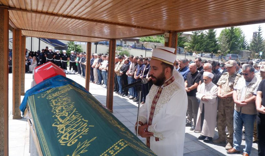 Komiser Hakan Yakuli’ye veda! Eşi cenazede güçlükle ayakta durabildi Komiser Hakan Yakuli’ye veda! Eşi cenazede güçlükle ayakta durabildi - 3. Resim