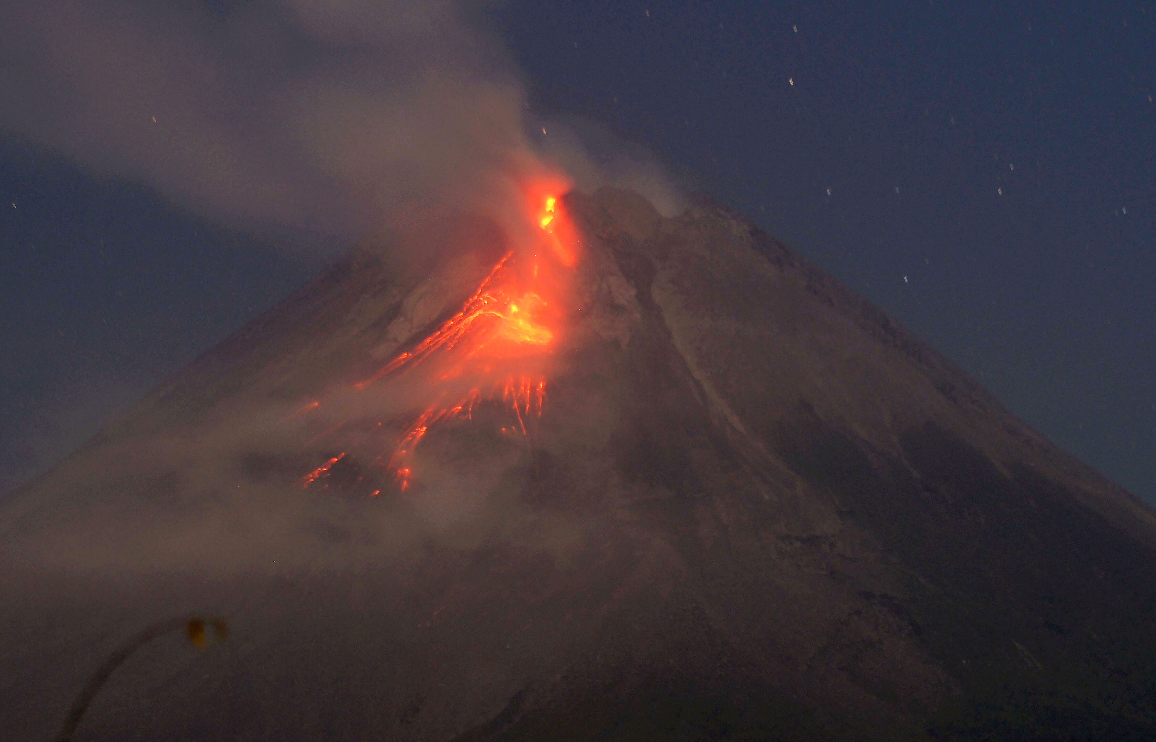 Merapi Yanardağı'nda volkanik hareketlilik! Lav akıntıları ve kül bulutları oluştu Merapi Yanardağı'nda volkanik hareketlilik! Lav akıntıları ve kül bulutları oluştu - 1. Resim