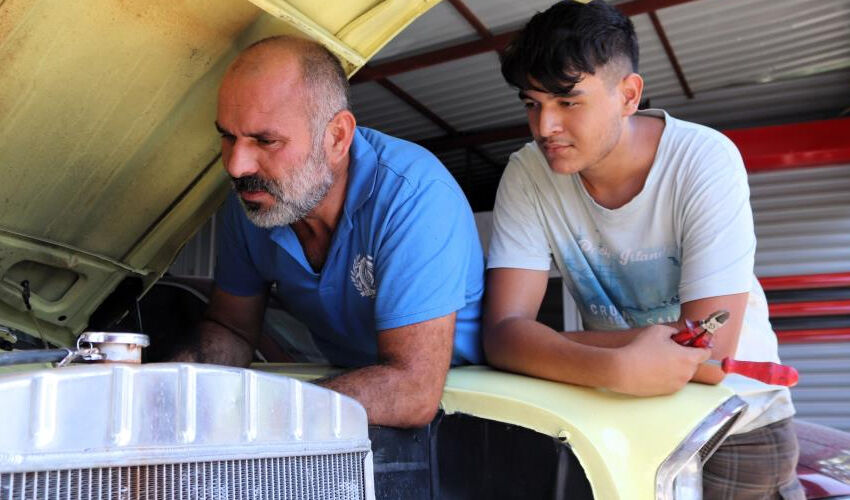 Mesleği babasından devraldı! Klasik hurda araçları hayata döndürüyorlar Mesleği babasından devraldı! Klasik hurda araçları hayata döndürüyorlar - 5. Resim