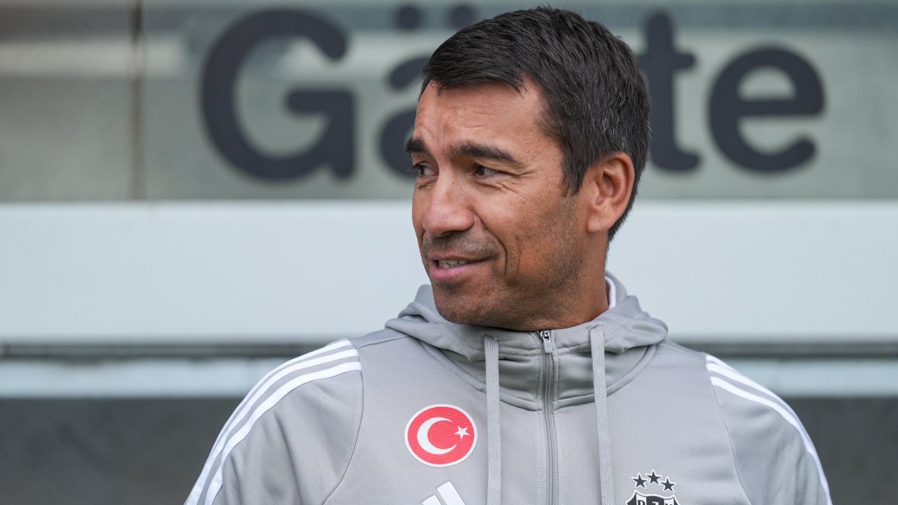 van Bronckhorst kamptan mutlu ayrıldı! 2 gol atan genç oyuncuya övgüler yağdırdı