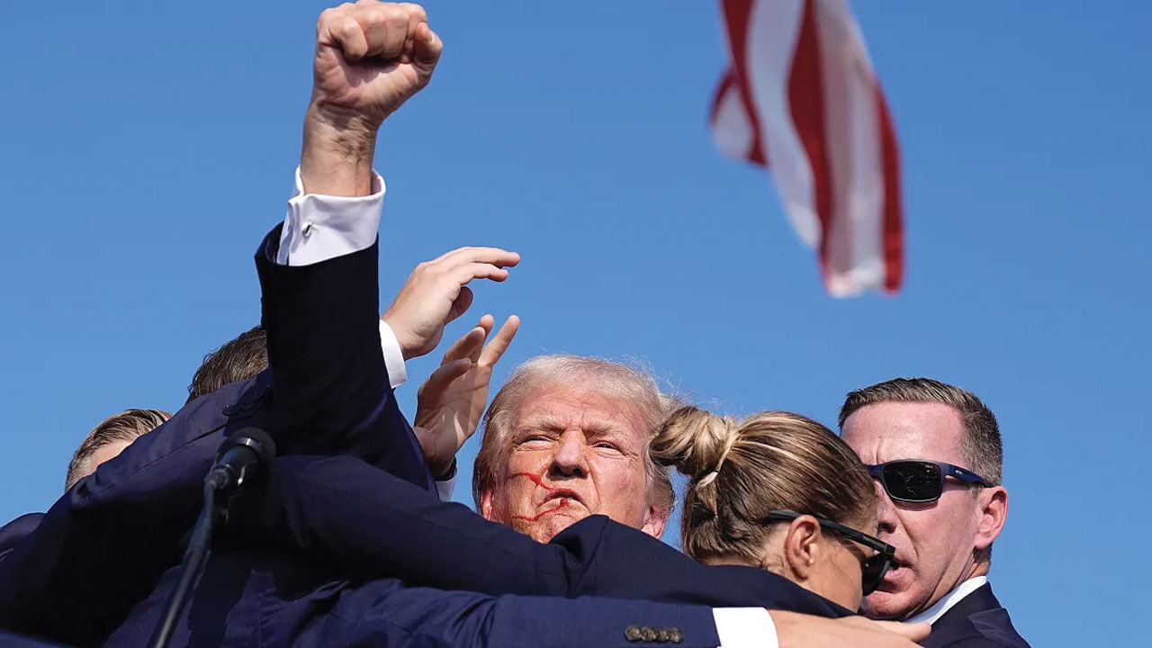 Donald Trump uğradığı suikast girişimi hakkında "çatıya nasıl çıktı? Rapor neden verilmedi" diyerek tepki gösterdi Donald Trump uğradığı suikast girişimi hakkında "çatıya nasıl çıktı? Rapor neden verilmedi" diyerek tepki gösterdi - 1. Resim