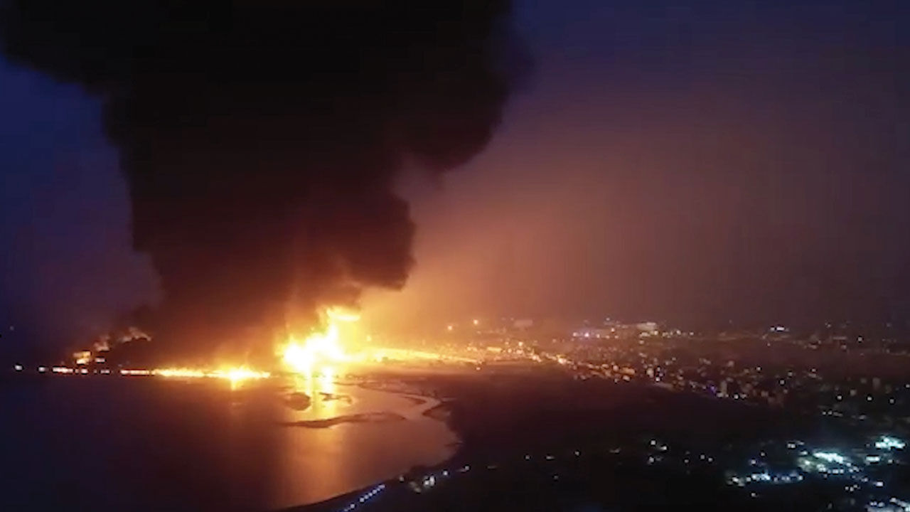 İsrail Hudeyde Limanı'nı vurdu İran ve Yemen'den sert tepki geldi İsrail Hudeyde Limanı'nı vurdu İran ve Yemen'den sert tepki geldi - 3. Resim