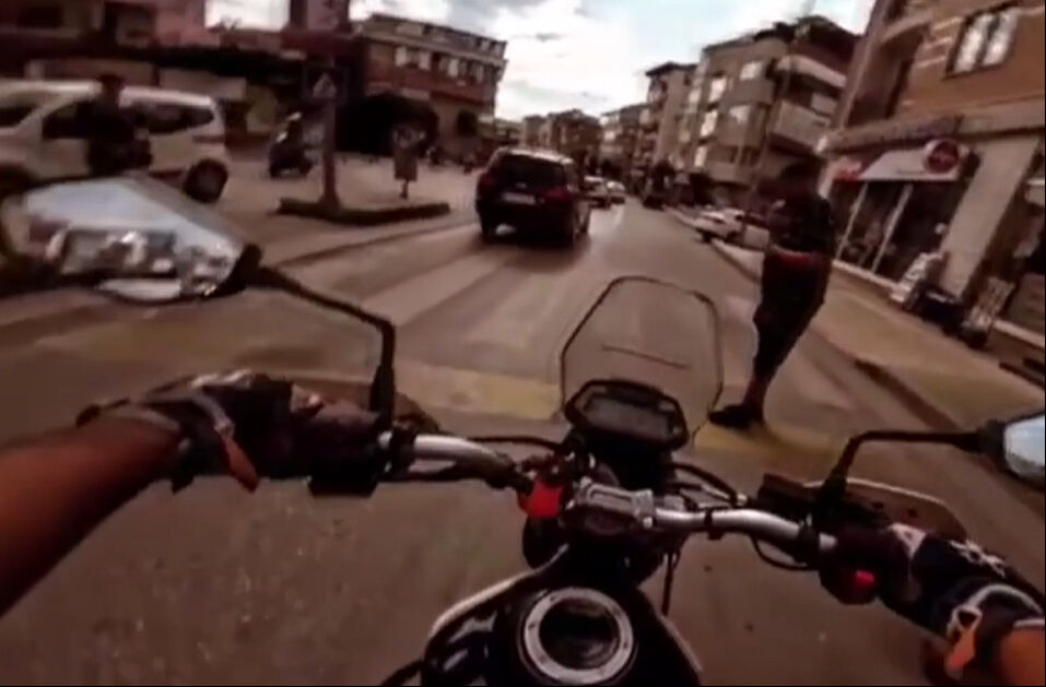 İstanbul trafiğinde motosiklet sürücüsü ve yayanın 'yol verme' diyaloğu izleyenleri güldürdü İstanbul trafiğinde motosiklet sürücüsü ve yayanın 'yol verme' diyaloğu izleyenleri güldürdü - 1. Resim