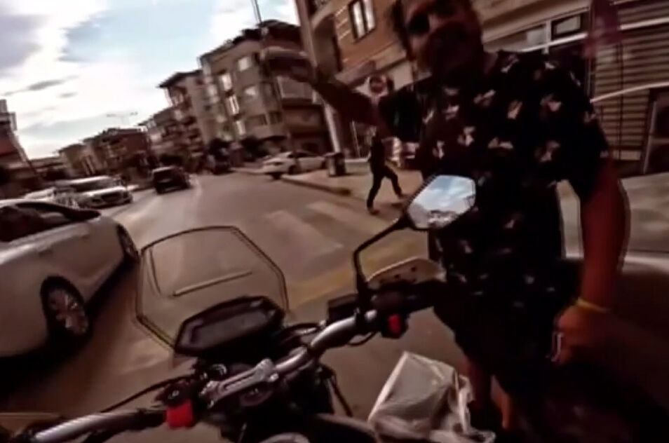 İstanbul trafiğinde motosiklet sürücüsü ve yayanın 'yol verme' diyaloğu izleyenleri güldürdü İstanbul trafiğinde motosiklet sürücüsü ve yayanın 'yol verme' diyaloğu izleyenleri güldürdü - 3. Resim