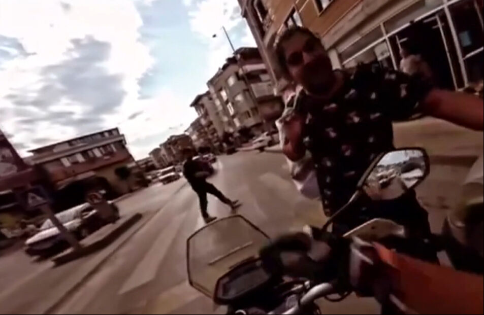 İstanbul trafiğinde motosiklet sürücüsü ve yayanın 'yol verme' diyaloğu izleyenleri güldürdü İstanbul trafiğinde motosiklet sürücüsü ve yayanın 'yol verme' diyaloğu izleyenleri güldürdü - 2. Resim