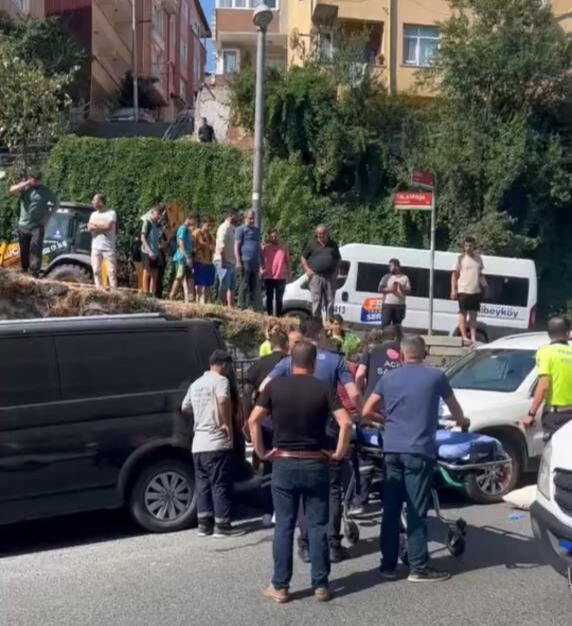 İstanbul'da korkunç kaza! Kalp krizi geçiren şoför öldü, çarptığı kadının bacağı koptu İstanbul'da korkunç kaza! Kalp krizi geçiren şoför öldü, çarptığı kadının bacağı koptu - 1. Resim