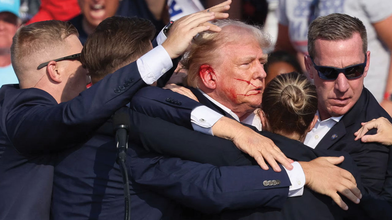 Trump suikast sonrası ilk mitingine çıktı: Demokrasi için kurşun yedim Trump suikast sonrası ilk mitingine çıktı: Yüce Tanrı'nın lütfuyla karşınızdayım - 1. Resim
