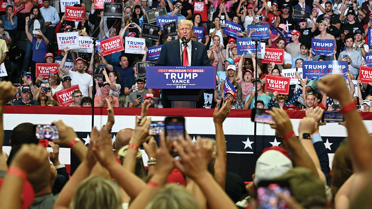Trump suikast sonrası ilk mitingine çıktı: Demokrasi için kurşun yedim Trump suikast sonrası ilk mitingine çıktı: Yüce Tanrı'nın lütfuyla karşınızdayım - 2. Resim