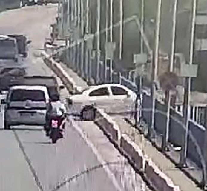 4 kişilik aile yok oldu! Otomobil köprüden böyle uçtu, işte görüntüler 4 kişilik aile yok oldu! Otomobil köprüden böyle uçtu, işte görüntüler - 2. Resim