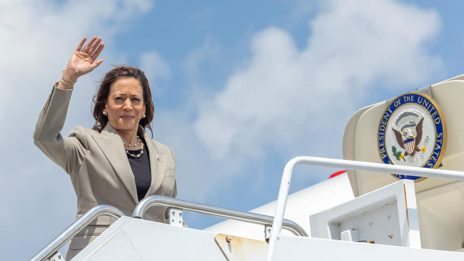 ABD'de demokratlardan Kamala Harris'e destek artıyor! Vali ve senatörlerden peş peşe açıklama ABD'de demokratlardan Kamala Harris'e destek artıyor! Vali ve senatörlerden peş peşe açıklama - 4. Resim