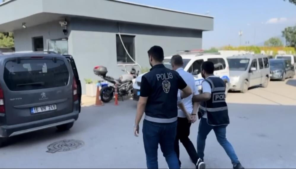 Bursa'da 37 farklı suçtan aranan M.N. Hollywood filmlerini aratmayan kaçış hikayesinin ardından yakalandı Bursa'da 37 farklı suçtan aranan M.N. Hollywood filmlerini aratmayan kaçış hikayesinin ardından yakalandı - 1. Resim