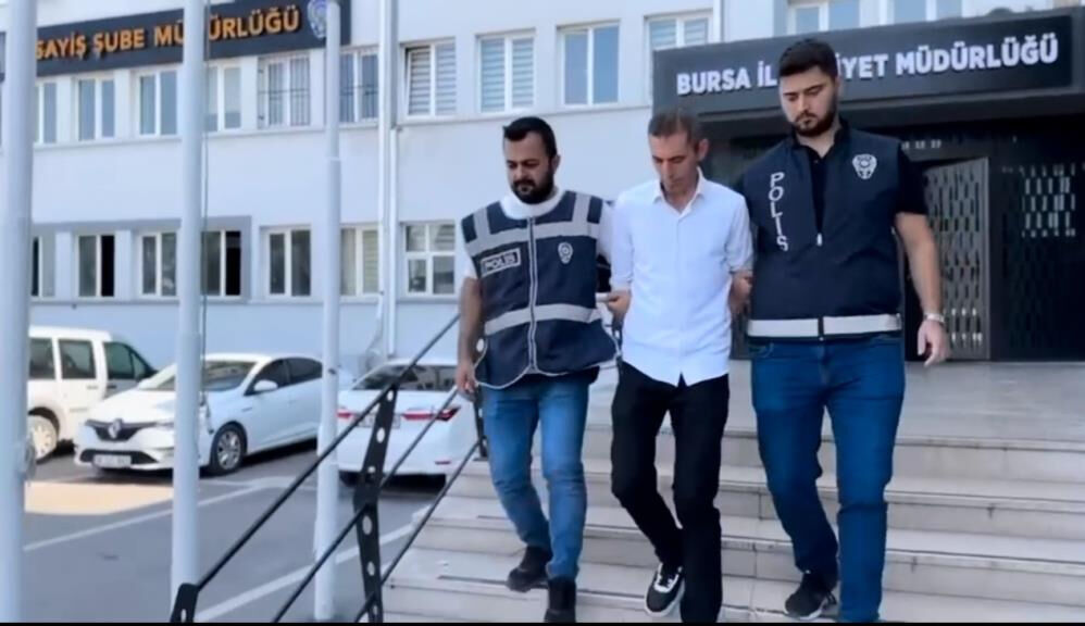 Bursa'da 37 farklı suçtan aranan M.N. Hollywood filmlerini aratmayan kaçış hikayesinin ardından yakalandı Bursa'da 37 farklı suçtan aranan M.N. Hollywood filmlerini aratmayan kaçış hikayesinin ardından yakalandı - 3. Resim