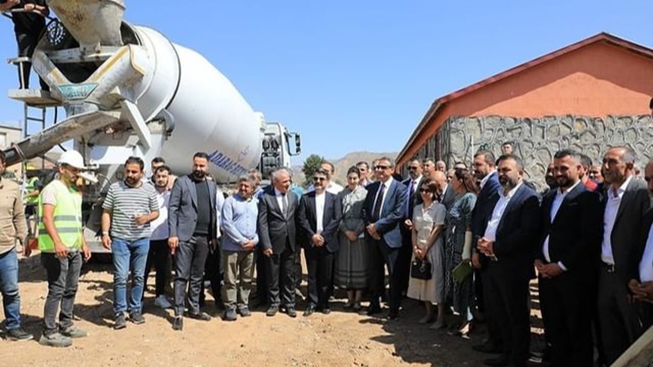 Dünya İnsani Dayanışma Derneği öncülüğünde açılacak 11&#039;inci köy okulunun temeli Bitlis&#039;te atıldı!