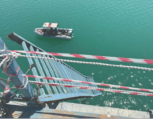 Köprüden Seyhan Baraj'ına düşen araç mezarları oldu! 4 kişilik ailenin cenazeleri gözyaşları içinde alındı En acı veda! Gözyaşları sel oldu, 2'si çocuk 4 kişi toprağa verildi - 1. Resim