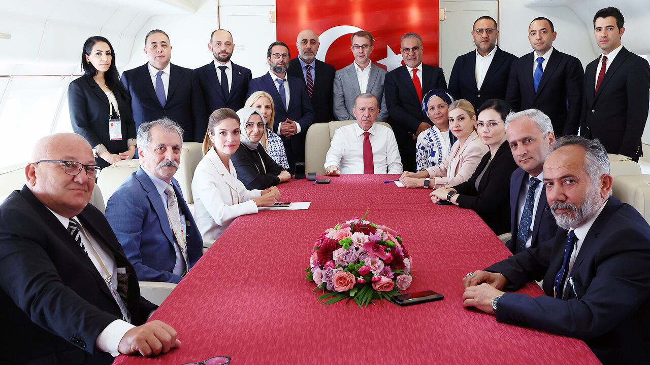 Erdoğan’dan KKTC dönüşü önemli mesajlar: İbre lehimize dönüyor Erdoğan’dan KKTC dönüşü önemli mesajlar: İbre lehimize dönüyor - 1. Resim