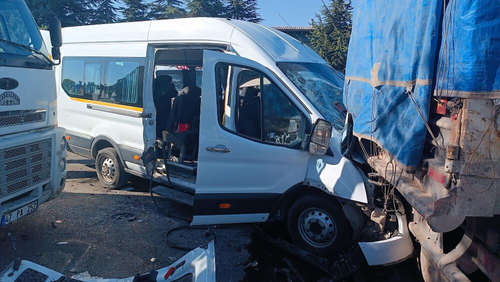 Gaziantep'te iki işçi servisinin kafa kafaya çarpıştığı kazada can pazarı yaşandı - 4. Resim