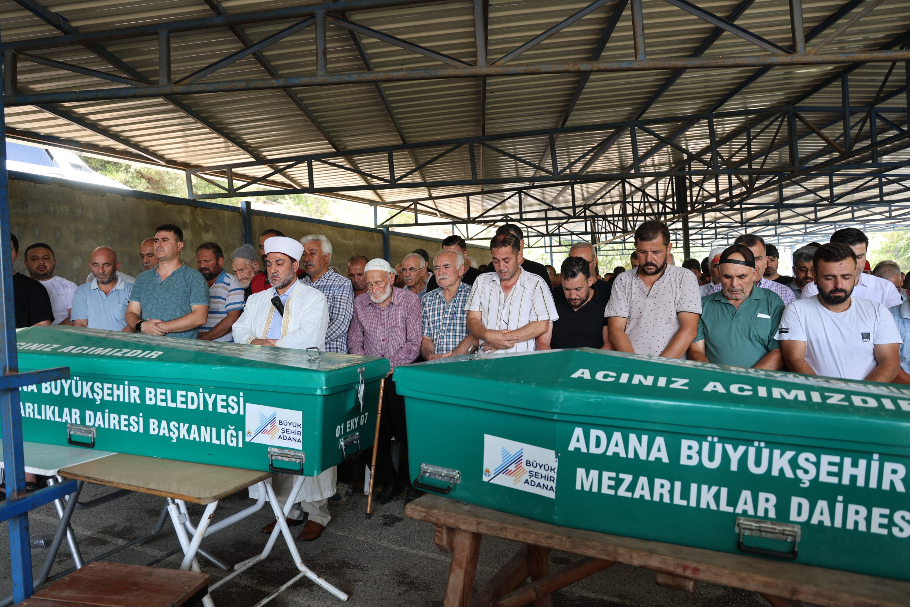 Göle düşen otomobildeki 4 kişi hayatını kaybetmişti! Gözyaşları içerisinde toprağa verildiler Göle düşen otomobildeki 4 kişi hayatını kaybetmişti! Gözyaşları içerisinde toprağa verildiler - 3. Resim