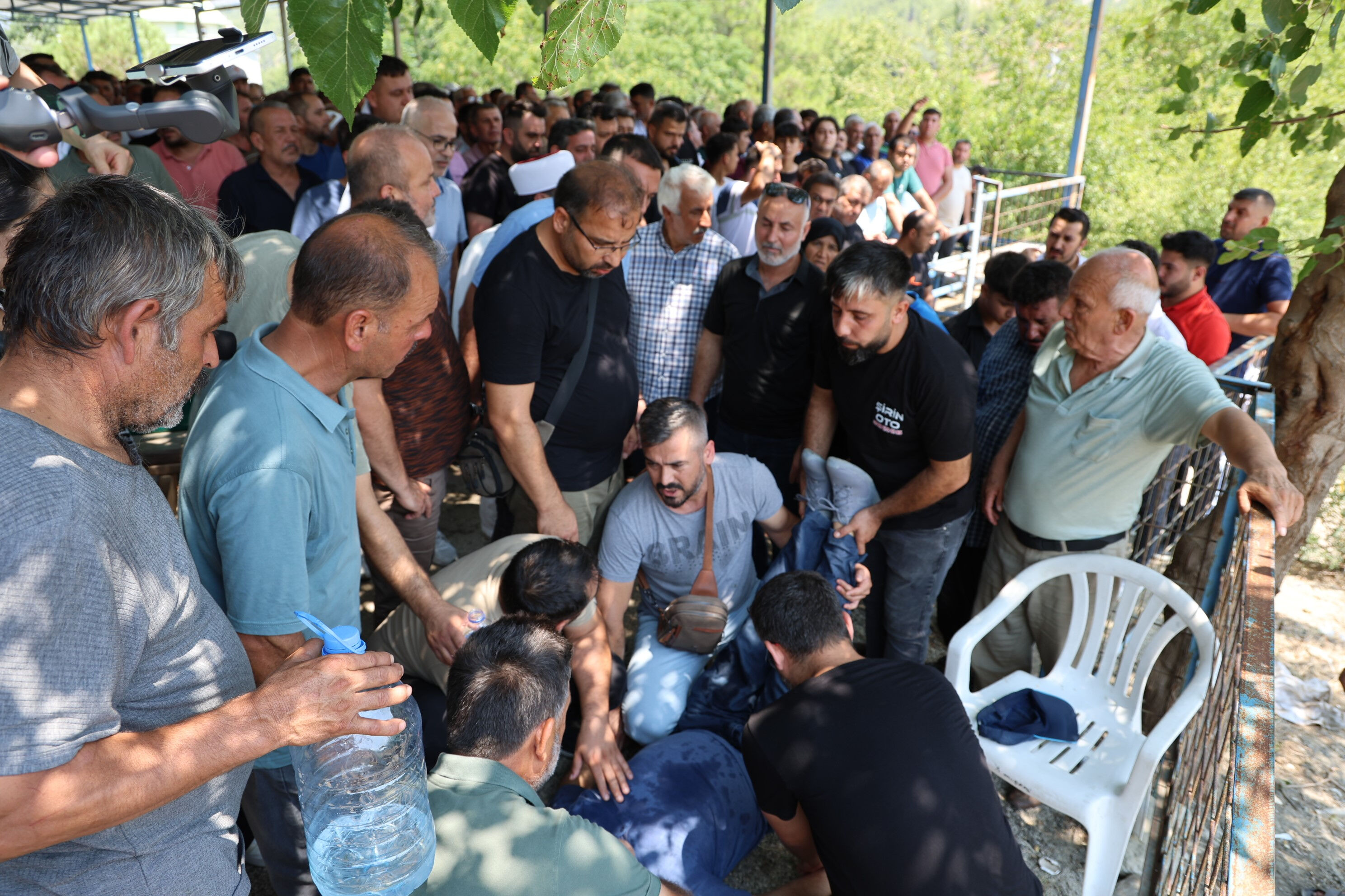 Göle düşen otomobildeki 4 kişi hayatını kaybetmişti! Gözyaşları içerisinde toprağa verildiler Göle düşen otomobildeki 4 kişi hayatını kaybetmişti! Gözyaşları içerisinde toprağa verildiler - 2. Resim