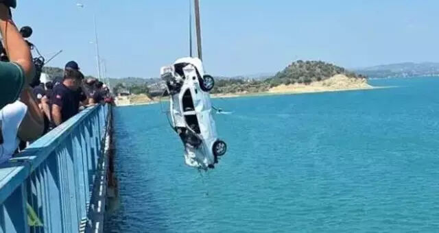 Göle düşen otomobildeki 4 kişi hayatını kaybetmişti! Gözyaşları içerisinde toprağa verildiler Göle düşen otomobildeki 4 kişi hayatını kaybetmişti! Gözyaşları içerisinde toprağa verildiler - 4. Resim