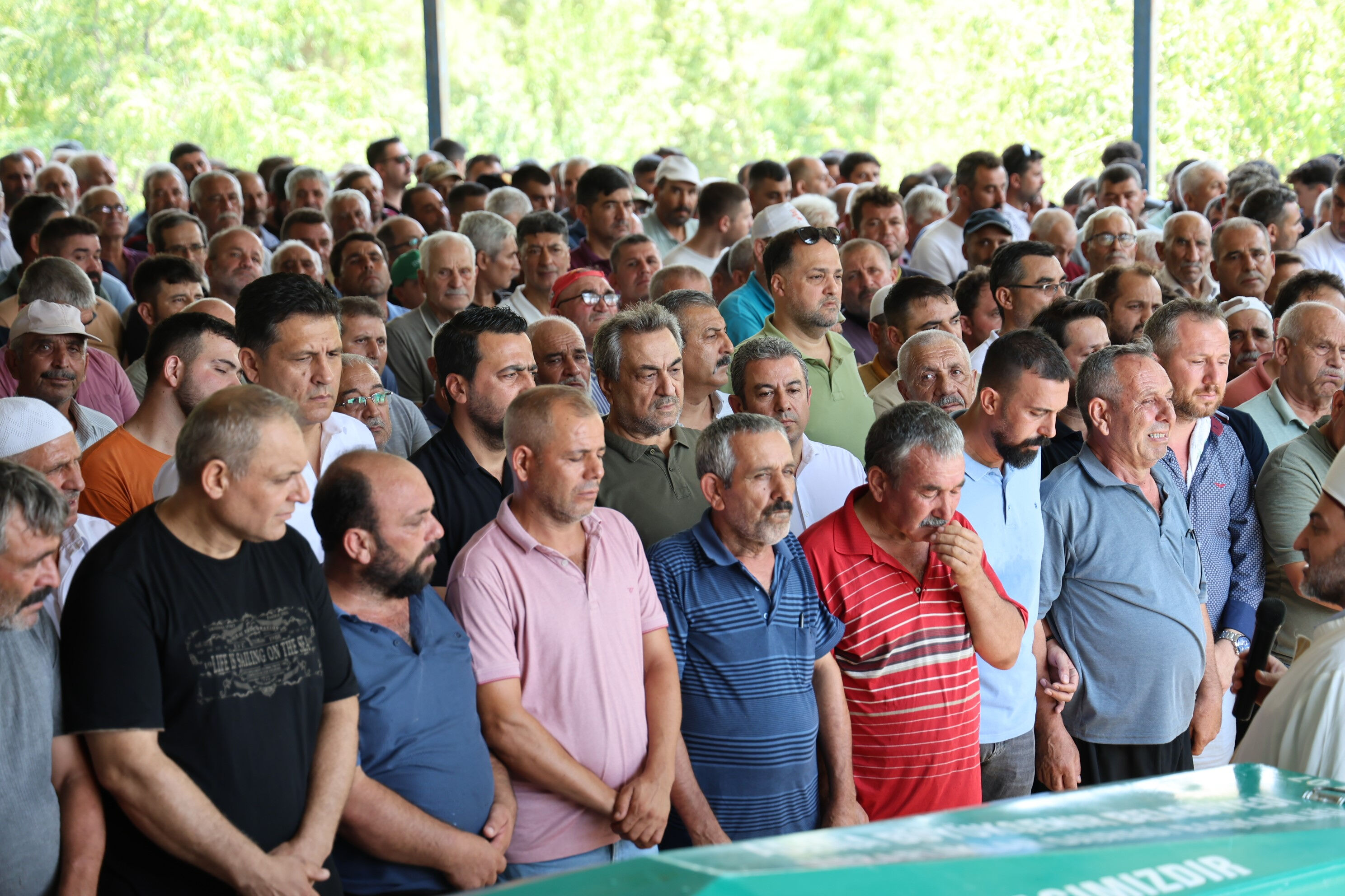 Göle düşen otomobildeki 4 kişi hayatını kaybetmişti! Gözyaşları içerisinde toprağa verildiler Göle düşen otomobildeki 4 kişi hayatını kaybetmişti! Gözyaşları içerisinde toprağa verildiler - 1. Resim