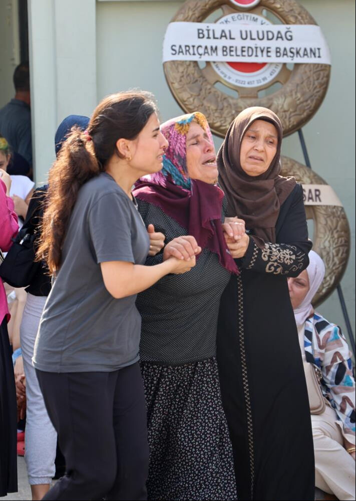 Köprüden Seyhan Baraj'ına düşen araç mezarları oldu! 4 kişilik ailenin cenazeleri gözyaşları içinde alındı Köprüden Seyhan Baraj'ına düşen araç mezarları oldu! 4 kişilin ailenin cenazeleri gözyaşları içinde alındı - 2. Resim