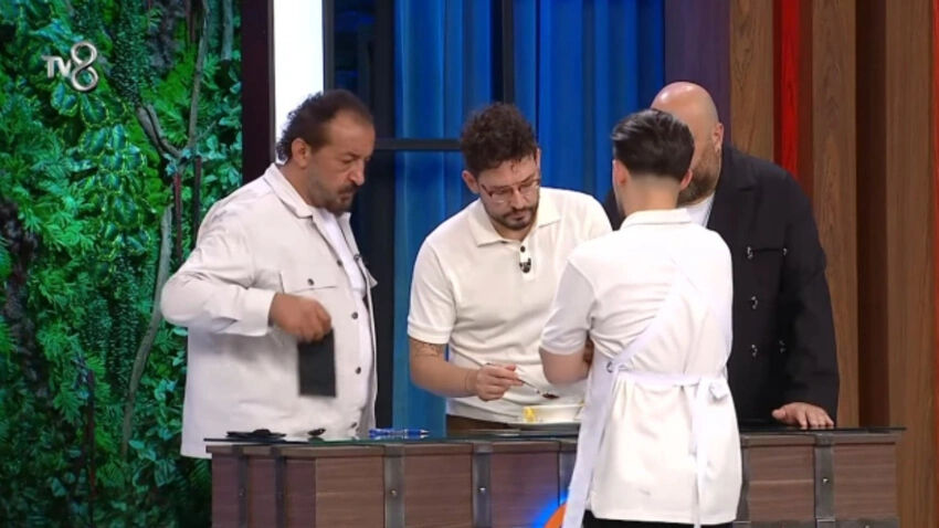 MasterChef Türkiye'de yarışmacının tabağından çıkan herkesi şaşkına çevirdi! MasterChef Türkiye'de yarışmacının tabağından çıkan herkesi şaşkına çevirdi! - 1. Resim