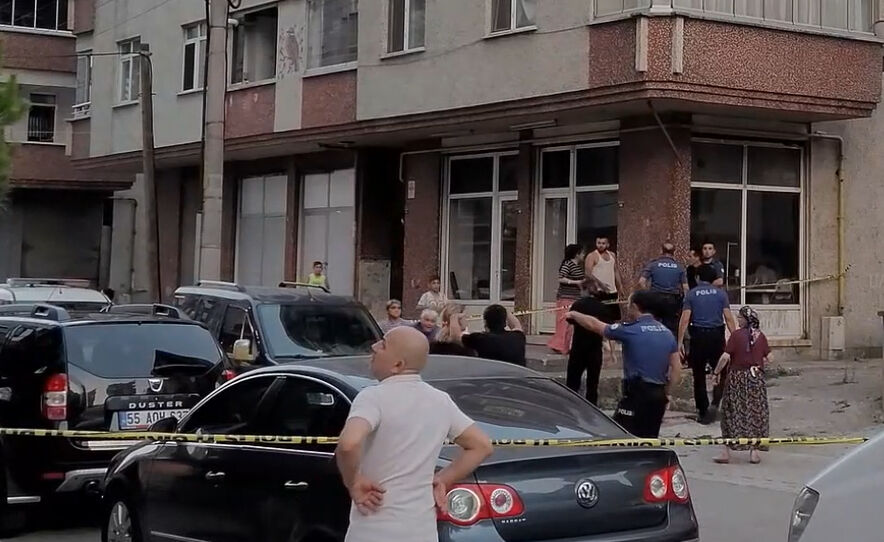 Samsun'da eşiyle tartışan kişi baltayla eve girmeye çalışırken yakalandı Samsun'da eşiyle tartışan kişi baltayla eve girmeye çalışırken yakalandı - 2. Resim