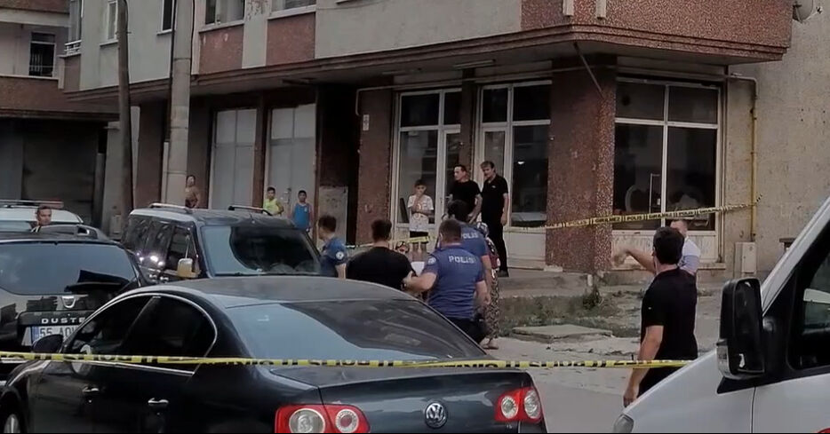 Samsun'da eşiyle tartışan kişi baltayla eve girmeye çalışırken yakalandı Samsun'da eşiyle tartışan kişi baltayla eve girmeye çalışırken yakalandı - 1. Resim