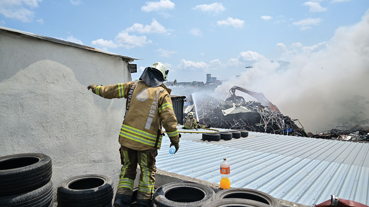 Avcılar'da geri dönüşüm tesisinde yangın! Patlama sesleri geliyor - 1. Resim