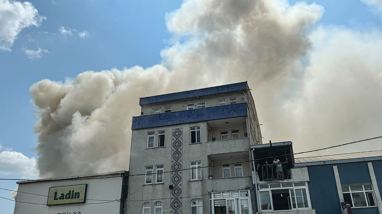 Avcılar'da geri dönüşüm tesisinde yangın! Patlama sesleri geliyor - 2. Resim