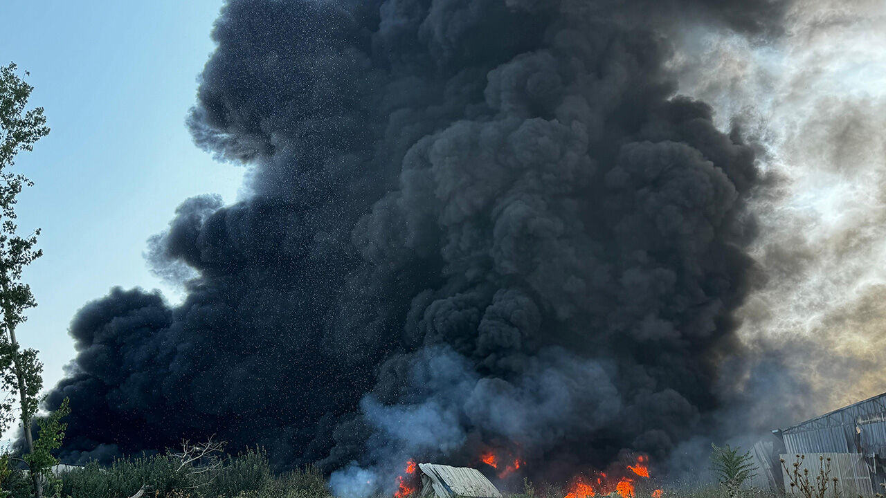 Bursa'nın Yıldırım ilçesinde kağıt ve elyaf fabrikasında yangın! Bursa'da kağıt fabrikasında yangın! Ekipler seferber oluyor - 1. Resim