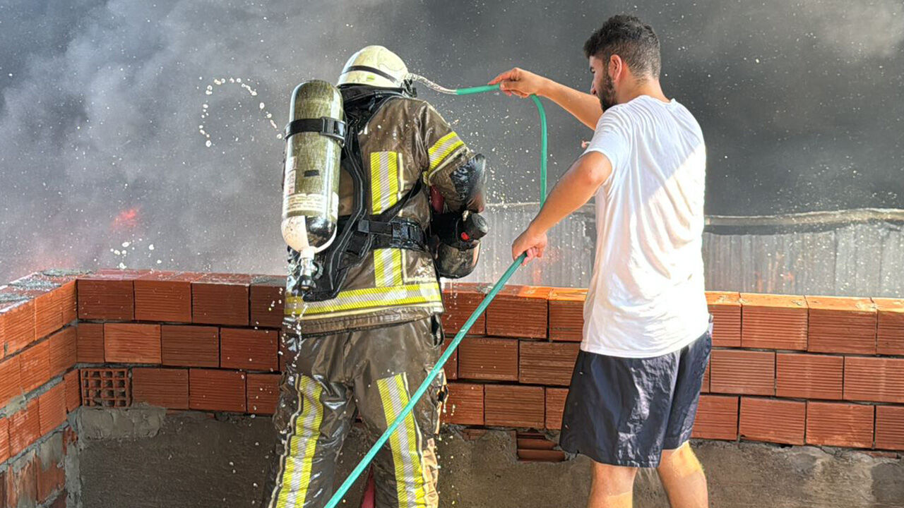 Bursa'nın Yıldırım ilçesinde kağıt ve elyaf fabrikasında yangın! Bursa'nın Yıldırım ilçesinde kağıt ve elyaf fabrikasında yangın! Ekipler seferber oluyor - 2. Resim