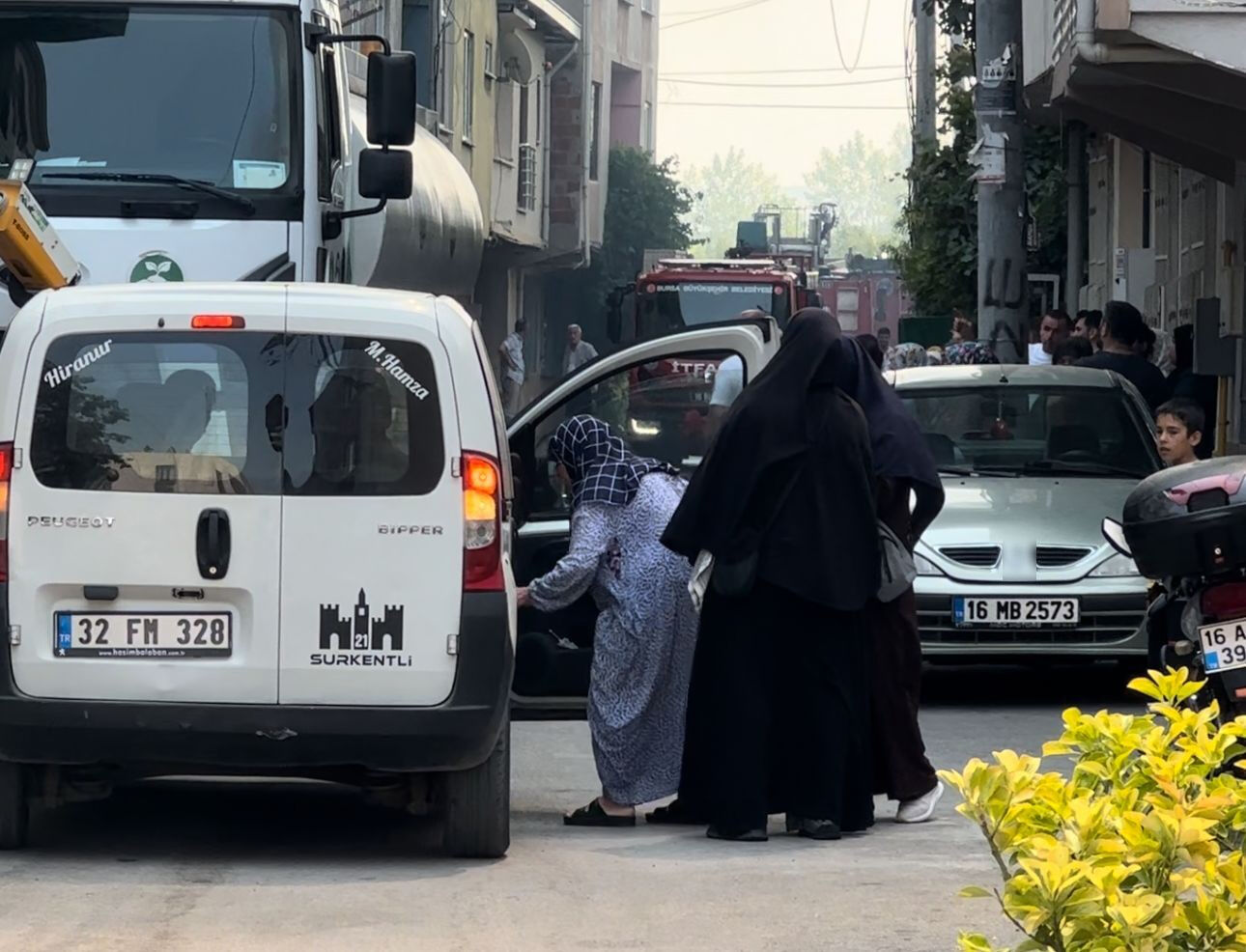 Bursa'nın Yıldırım ilçesinde kağıt ve elyaf fabrikasında yangın! Bursa'nın Yıldırım ilçesinde kağıt ve elyaf fabrikasında yangın! Ekipler seferber oluyor - 5. Resim