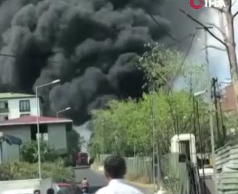 İstanbul Avcılar'da iş yerinde çıkan yangınına ekipler sevk edildi - 1. Resim