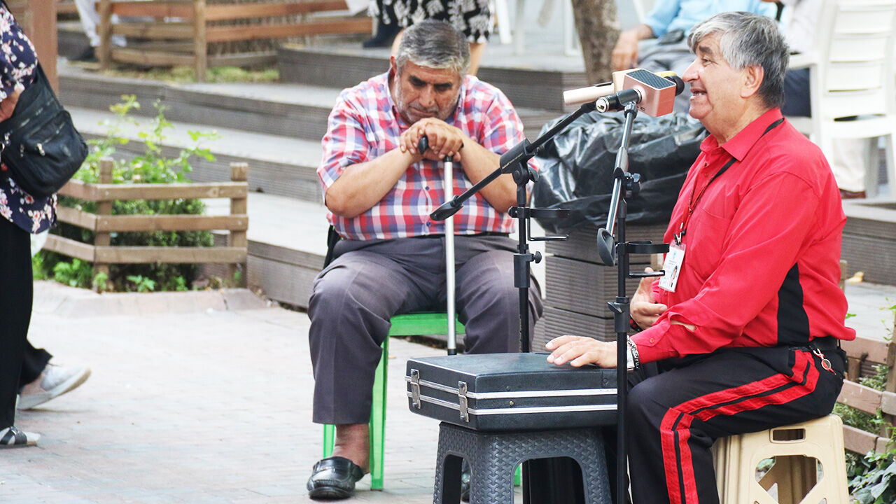 36 yıldır ayakta uyuyan adamın dramı... "Herkes uyuyor, ben çocuk gibi ağlıyorum" 36 yıldır ayakta uyuyan adamın dramı... "Herkes uyuyor, ben çocuk gibi ağlıyorum" - 2. Resim