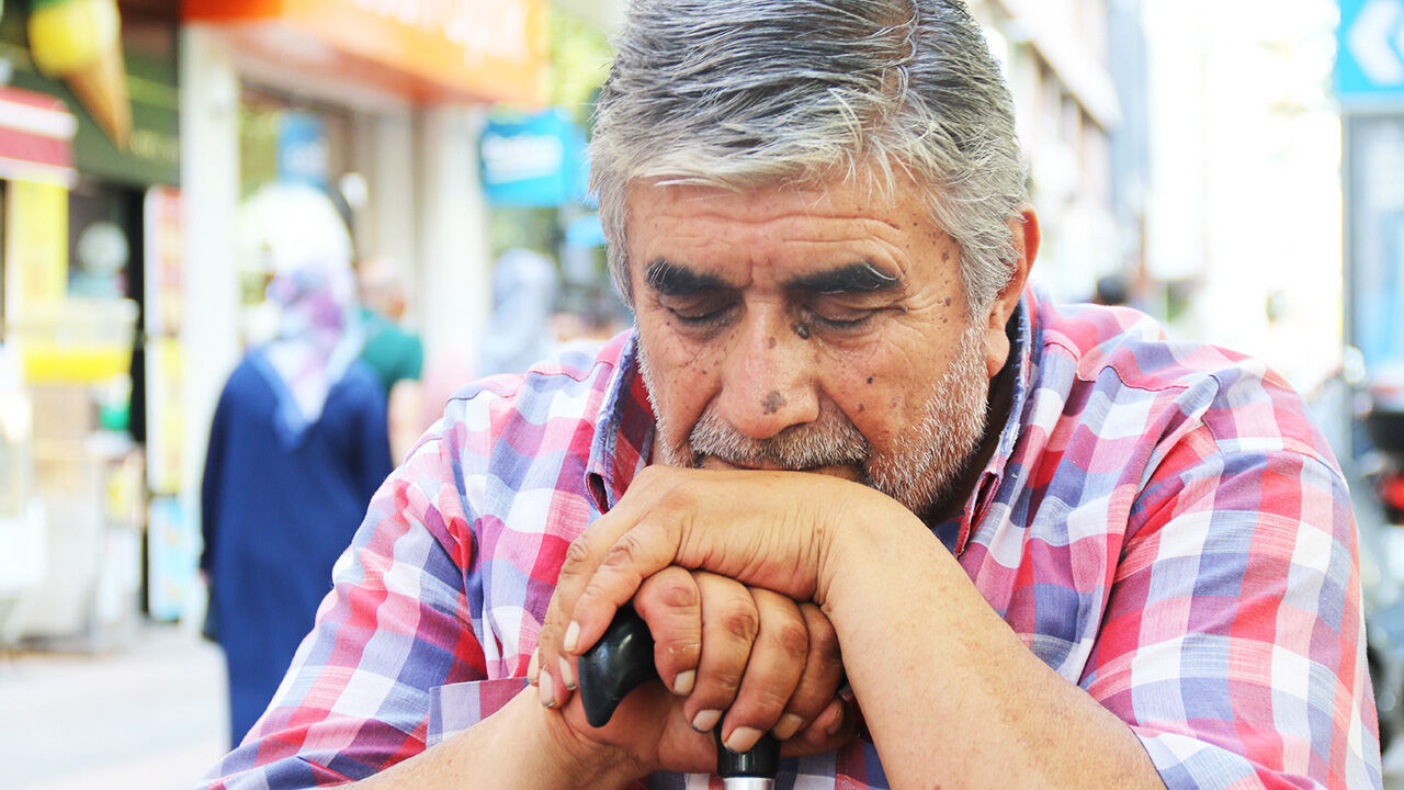 36 yıldır ayakta uyuyan adamın dramı... "Herkes uyuyor, ben çocuk gibi ağlıyorum" 36 yıldır ayakta uyuyan adamın dramı... "Herkes uyuyor, ben çocuk gibi ağlıyorum" - 1. Resim