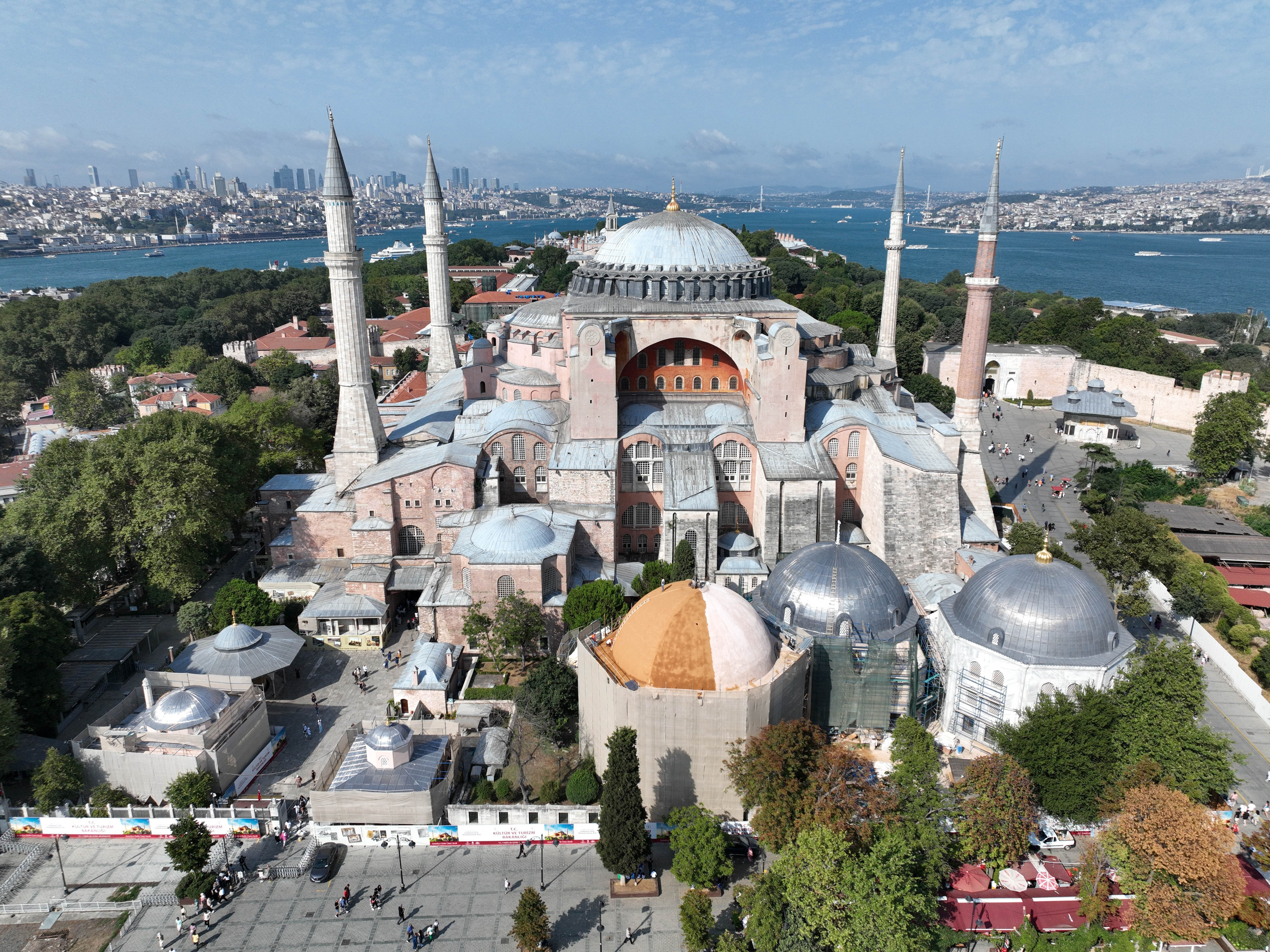 4 senede 41 Avrupa ülke nüfusundan fazla ziyaretçi! Ayasofya-i Kebîr Câmi 25 milyon kişiyi ağırladı 4 senede 41 Avrupa ülke nüfusundan fazla ziyaretçi! Ayasofya-i Kebîr Câmi 25 milyon kişiyi ağırladı - 1. Resim