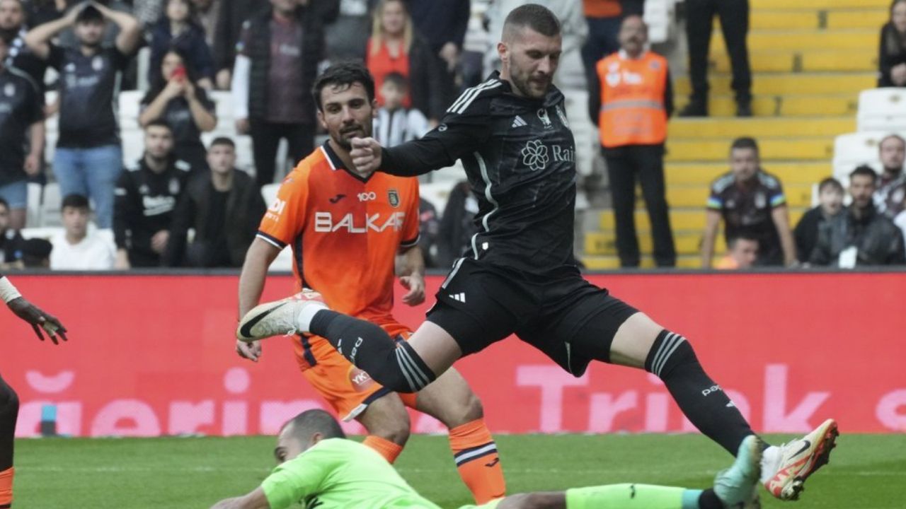 Beşiktaş&#039;ta Rebic krizi! Takımdan ayrılmayı kabul etmeyen Hırvat oyuncu kadroya alınmadı