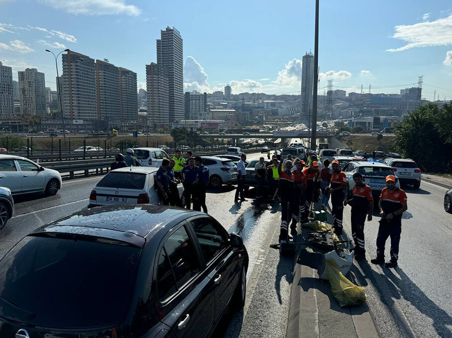 E-5'te zincirleme kaza! 10 araç birbirine girdi, çok sayıda yaralı var E-5'te zincirleme kaza! 10 araç birbirine girdi, çok sayıda yaralı var - 2. Resim