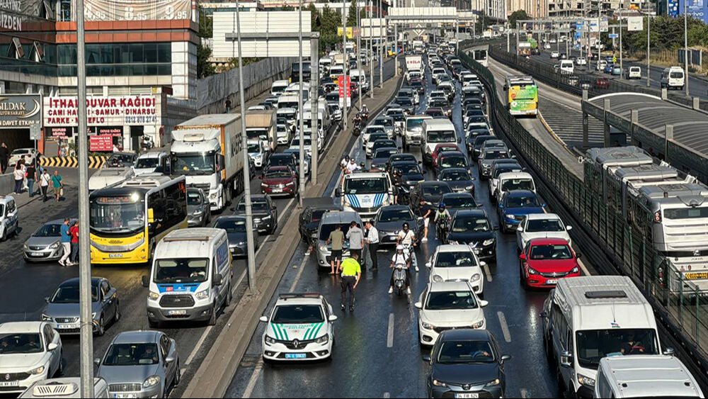 E-5'te zincirleme kaza! 10 araç birbirine girdi, çok sayıda yaralı var E-5'te zincirleme kaza! 10 araç birbirine girdi, çok sayıda yaralı var - 1. Resim