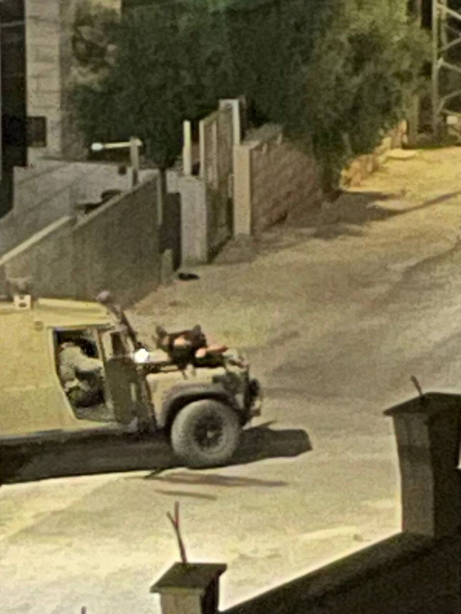 İsrail askerleri Filistinli genci canlı kalkan olarak kullandı İsrail askerleri Filistinli genci canlı kalkan olarak kullandı - 1. Resim