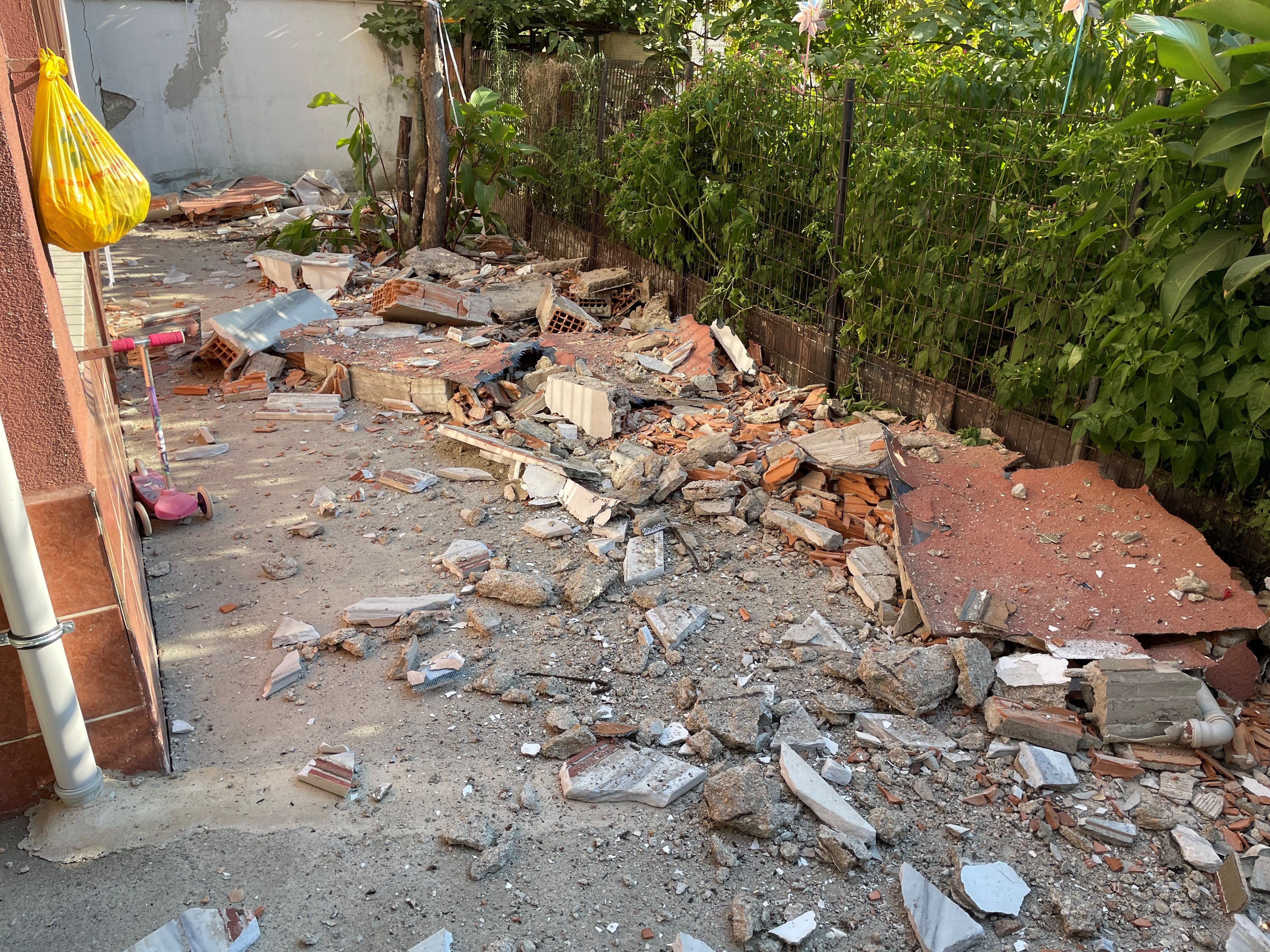 İstanbul Bayrampaşa'da balkon çöktü! Bina tahliye edildi İstanbul Bayrampaşa'da 3 katlı binanın balkonu çöktü! - 1. Resim