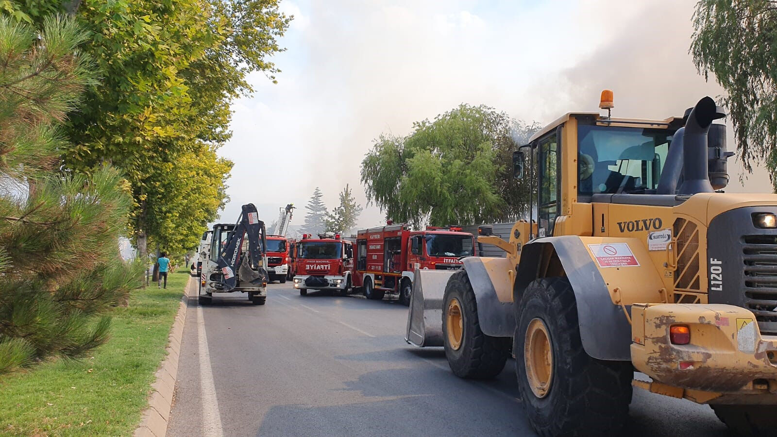 Kayseri'de kağıt fabrikasında yangın söndürme çalışmaları devam ediyor Kayseri'de kağıt fabrikasında yangın söndürme çalışmaları devam ediyor - 1. Resim