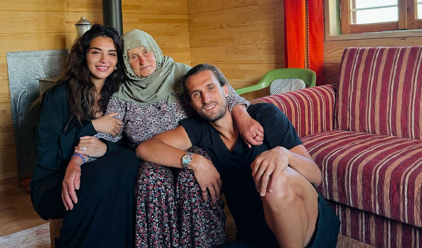 Yeni gelin Melisa Aslı Pamuk eşi Yusuf Yazıcı'nın memleketi Trabzon’da! El öpmeye gittiler Yeni gelin Melisa Aslı Pamuk eşi Yusuf Yazıcı'nın memleketi Trabzon’da! El öpmeye gittiler - 3. Resim