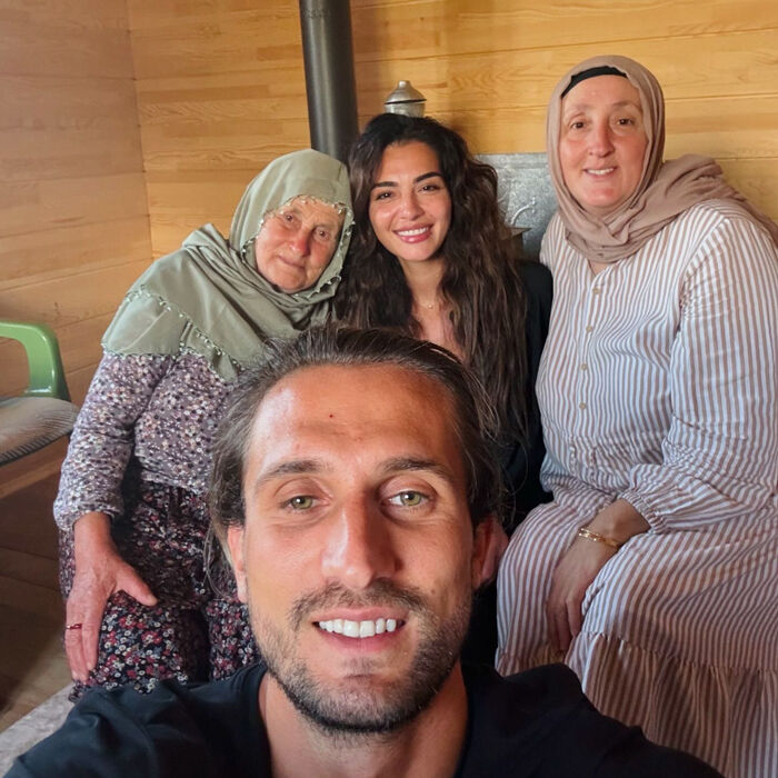 Yeni gelin Melisa Aslı Pamuk eşi Yusuf Yazıcı'nın memleketi Trabzon’da! El öpmeye gittiler Yeni gelin Melisa Aslı Pamuk eşi Yusuf Yazıcı'nın memleketi Trabzon’da! El öpmeye gittiler - 4. Resim