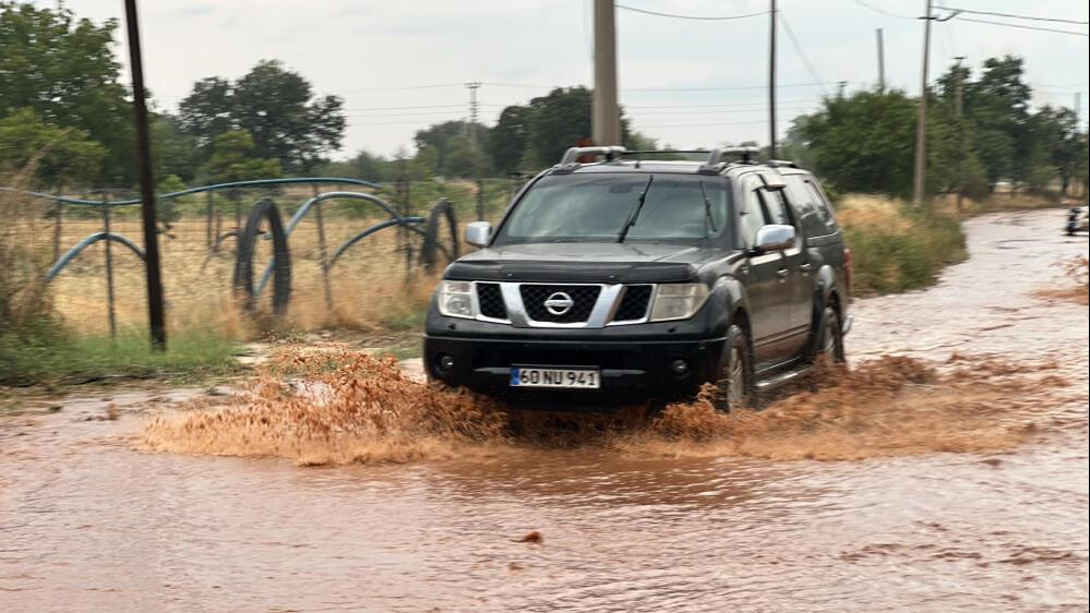 Ankara ve İstanbul'u kısa süreli sağanak vurdu! Yollar göle döndü, vatandaşlar zor anlar yaşadı - 1. Resim