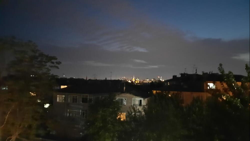 Ankara ve İstanbul'u kısa süreli sağanak vurdu! Yollar göle döndü, vatandaşlar zor anlar yaşadı - 1. Resim