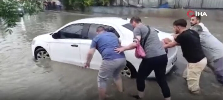 Ankara ve İstanbul'u kısa süreli sağanak vurdu! Yollar göle döndü, vatandaşlar zor anlar yaşadı - 2. Resim
