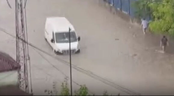 Ankara ve İstanbul'u kısa süreli sağanak vurdu! Yollar göle döndü, vatandaşlar zor anlar yaşadı - 1. Resim